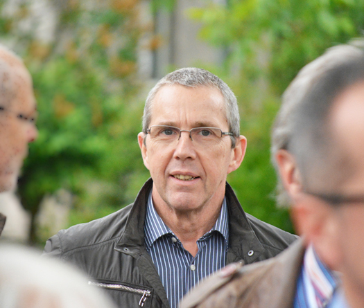Ratsmitglied Ernst Steinbach beim Rundgang durch die Flüsse-Siedlung