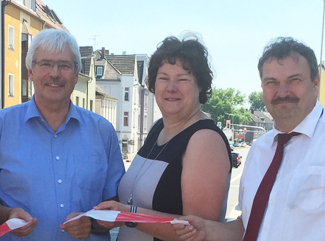 Offizielle Freigabe der Herner Straße. Dabei waren (v.l.): Dr. Peter Reinirkens, Vorsitzender der SPD-Ratsfraktion, Anke Hildenbrand, Vorsitzende des Ausschusses für Planung und Stadtentwicklung in Herne, und der Herner Baudezernent Karlheinz Friedrichs.