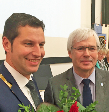 Amtseinführung: Thomas Eiskirch (li.) ist am Mittwoch (21. Oktober 2015) in sein Amt als Oberbürgermeister von Bochum eingeführt worden. Der Vorsitzende der SPD-Ratsfraktion Bochum Dr. Peter Reinirkens gratuliert.