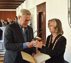 Oberbürgermeisterin Dr. Ottilie Scholz (re.) hat am Donnerstag (1. Oktober 2015) den Ehrenring der Stadt Bochum verliehen. Zehn der 13 neuen Ehrenringträgerinnen und -träger konnten an der kleinen Verleihungszeremonie im Rathaus teilnehmen, darunter das ehemalige Ratsmitglied Rudolf Malzahn.