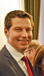 Der Wahlausschuss hat am Freitag (2. Oktober) das Ergebnis der Oberbürgermeister-Stichwahl auch formal festgestellt. Das Foto zeigt den künftigen OB Thomas Eiskirch im Ratssaal am Abend der Stichwahl nach der Auszählung der Stimmen.