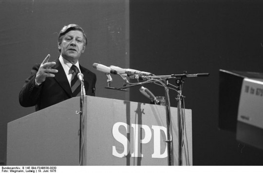 Helmut Schmidt auf einem SPD-Parteitag in Dortmund (Urheber: Bundesarchiv, B 145 Bild-F048638-0030 / Wegmann, Ludwig / CC-BY-SA 3.0 / Wikimedia Commons)