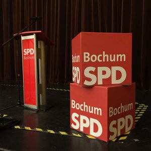 Rednerpult und Würfel beim Parteitag der SPD Bochum