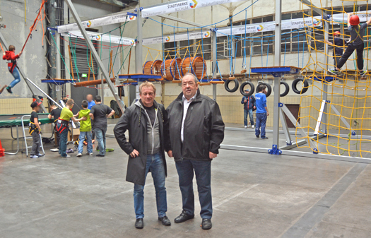 Bochum: Mit einer dreitägigen Auftaktveranstaltung stellte der Stadtsportbund am Wochenende (19. bis 21. November 2015) in der Jahrhunderthalle seinen mobilen Hochseilgarten vor. Möglich wurde das Projekt für Menschen mit und ohne Behinderung durch die Förderung seitens der Stadtwerke Bochum und durch Zuschüsse der Stadt Bochum. Im Rahmen der Etatberatungen für 2015 hatte der Sportausschuss Mittel für ein Inklusions-Projekt im Sportbereich bereitgestellt. Im Bild: Stephan Kosel (li.) und Friedhelm Lueg, SPD-Mitglieder im Ausschuss für Sport und Freizeit.