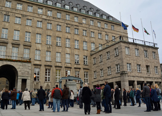 Schweigeminute in Bochum: Zu einer Schweigeminute für die Opfer der Anschläge in Paris vom vergangenen Freitag hat heute (16. November 2015) der Bochumer Oberbürgermeister Thomas Eiskirch aufgerufen. Wer sich dazu mit anderen versammeln wollte, hatte dazu auf dem Rathaus-Platz Gelegenheit.