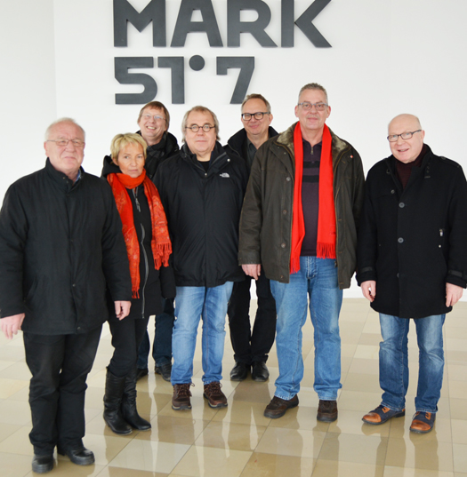 Besuch auf dem MARK-51°7-Gelände in Bochum: Die Gesellschaft Bochum Perspektive 2022 hat Mitglieder aus Rat und Bezirksvertretungen am 26. Februar 2016 zu einer Besichtigung des MARK-51°7-Geländes in Bochum eingeladen. Die Geschäftsführer der Gesellschaft erläutern den aktuellen Stand beim Abriss der ehemaligen Opel-Werkshallen und die Pläne für die nächste Zukunft. Der Schriftzug MARK 51°7 hängt im Foyer des ehemaligen Opel-Verwaltungsgebäudes. Im Bild (v.l.l): Ratsmitglied Reiner Kühlborn, Martina Schmück-Glock (Sprecherin der SPD im Ausschuss für Strukturentwicklung), Martin Oldengott (Vorsitzender der SPD in der Bezirksvertretung Bochum-Mitte), die Ratsmitglieder Johannes Scholz-Wittek und Dr. Hans Hanke, Reiner Rogall (Sprecher der SPD im Ausschuss für Infrastruktur und Mobilität) sowie der Bezirksbürgermeister Bochum-Süd Helmut Breitkopf-Inhoff.