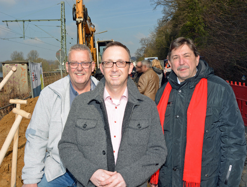 Spatenstich: Bezirksbürgermeister Marc Gräf (Mi.) und Vertreter der Stadt Bochum starteten am heutigen Freitag (1. April) offiziell die Erneuerung der Lewackerstraße in Dahlhausen. Der Abschnitt ist rund 900 Meter lang und muss während der Bauzeit komplett gesperrt werden. Auch die Pontonbrücke nach Hattingen kann in der Zeit von Autos nicht genutzt werden. Im Bild: Reiner Rogall, Sprecher der SPD im Ausschuss für Infrastruktur und Mobilität (li.) sowie das Dahlhauser Ratsmitglied Klaus Hemmerling.