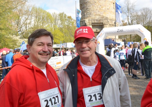 Peter Reinirkens (re.), Vorsitzender der SPD-Ratsfraktion Bochum, und Ratsmitglied Klaus Hemmerling haben am heutigen Sonntag (17. April 2016) an der Aktion "Bochum läuft - Aktiv gegen Brustkrebs" im Stadtpark teilgenommen. Copyright: SPD-Ratsfraktion Bochum