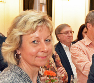 Bochum / Arbeitnehmer-Empfang: Über die Zukunft der Arbeit, aber auch über die Zukunft der Gewerkschaften sprachen am Montagabend (18. April 2016) beim Arbeitnehmer-Empfang im Rathaus die Bochumer DGB-Vorsitzende Eva Kerkemeier und Oberbürgermeister Thomas Eiskirch. Die Stadt hatte zu dem traditionellen Empfang im Vorfeld des Tags der Arbeit (1. Mai) unter anderem die Vertreterinnen und Vertreter von Betriebsräten und Gewerkschaften sowie des Rates eingeladen (im Bild: Martina Schnell, Mitglied des Vorstands der SPD-Ratsfraktion, und der stellvertretende SPD-Fraktionsvorsitzende Dieter Fleskes).