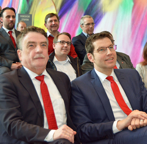 Bochum / Initiative für den Wohnungsbau: NRW-Bauminister Michael Groschek will das Fördervolumen für den Wohnungsbau von derzeit 800 Mio Euro auf rund eine Mrd. Euro anheben. Die Bundespolitik rief Groschek auf, sich zu beteiligen. Das sagte der Minister am heutigen Montag (18. April 2016)  bei einer Investorenkonferenz in Bochum. Rechts im Bild: Bochums Oberbürgermeister Thomas Eiskirch. Der Bochumer OB sagte: 