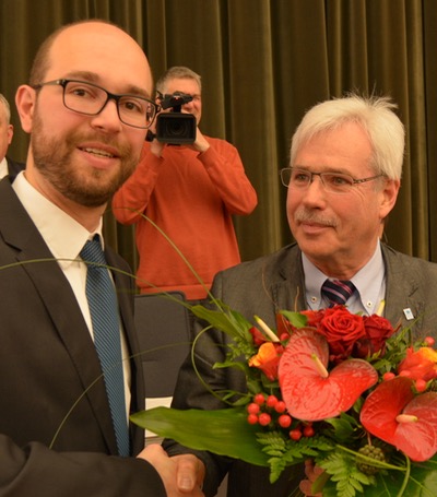 Bochum: Gratulationen nach der Vereidigung / Sebastian Kopietz (li.) ist am heutigen Donnerstag (28. April 2016) vor dem Rat der Stadt Bochum von Oberbürgermeister Thomas Eiskirch als Dezernent für Personal, Recht und Ordnung vereidigt worden. Dr. Peter Reinirkens (Vorsitzender der SPD-Ratsfraktion) gratulierte.