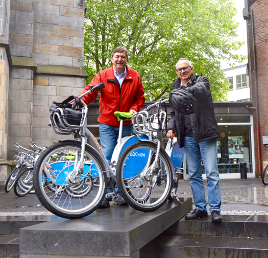 Bochum: Bochum wird Mitglied der Arbeitgsgemeinschaft fußgänger- und fahrradfreundlicher Städte, Gemeinden und Kreise in NRW (AGFS). Diese Empfehlung hat am heutigen Montag (23. Mai) eine Delegation aus Mitgliedern des Landtags und verschiedener Ministerien einstimmig beschlossen. Zuvor hatte die Delegation sich Bochum angeschaut; bei der "Bereisung" dabei waren die Ratsmitglieder (v.l.) Klaus Hemmerling und Hans Hanke.