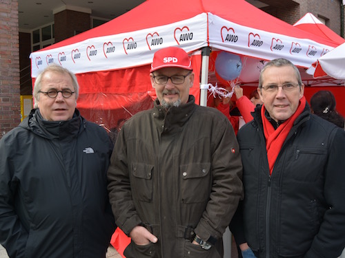 Die Ratsmitglieder Johannes Scholz-Wittek (li.) und Ernst Steinbach (re.) sowie Philipp Welsch, Vorsitzender der SPD-Fraktion in der Bezirksvertretung Bochum-Nord