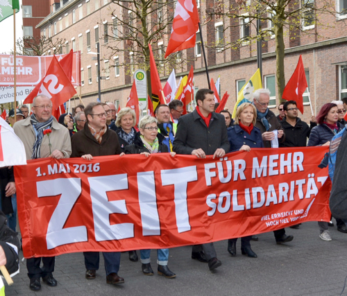 Bochum: Kundgebung zum 1. Mai 2016; im Bild unter anderem: Bundestagsabgeordneter Axel Schäfer, Ratsmitglied Martina Schnell, Landtagsabgeordnete Carina Gödecke, Oberbürgermeister Thomas Eiskirch, Ministerpräsidentin Hannelore Kraft und die Bochumer DGB-Vorsitzende Eva Kerkemeier.