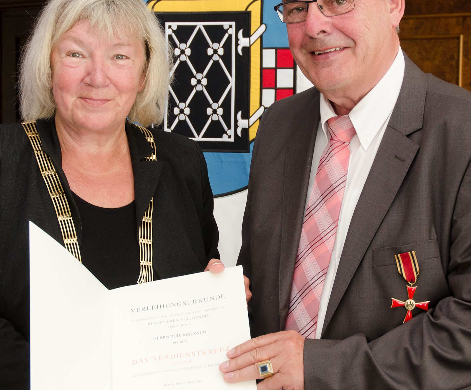Bürgermeisterin Gabriela Schäfer überreicht Rudolf Malzahn das Bundesverdienstkreuz am Bande (Foto: Lutz Leitmann, Stadt Bochum, Referat für Kommunikation)