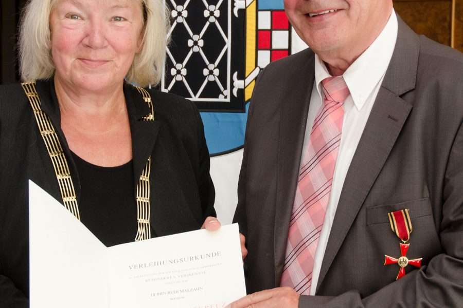 Bürgermeisterin Gabriela Schäfer überreicht Rudolf Malzahn das Bundesverdienstkreuz am Bande (Foto: Lutz Leitmann, Stadt Bochum, Referat für Kommunikation)