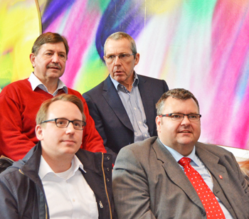 Initiative für den Wohnungsbau / Bochum: Die SPD-Ratsfraktion Bochum will den Wohnungsbau in Bochum anregen. Das Foto zeigt Klaus Hemmerling und Ernst Steinbach (hintere Reihe, v.l.), Mitglieder im Fraktionsvorstand, sowie Burkart Jentsch (vorne li., Mitglied im Ausschuss für Planung und Grundstücke) sowie Jörg Czwikla (Mitglied im Ausschuss für Strukturentwicklung) bei der Zweiten Investorenkonferenz in Bochum am 18. April 2016.