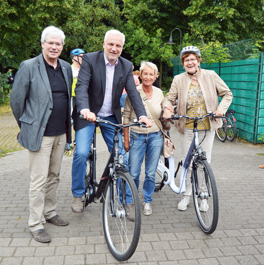Bochum: NRW-Wirtschaftsminister Garrelt Duin (2.v.l.) machte bei seiner touristischen Sommerreise am Mittwoch (13. Juli 2016) Station am Kemnnader See. Links im Bild: der Vorsitzende der SPD-Ratsfraktion Bochum Peter Reinirkens (Vorsitzender der Verbandsversammlung des Planungsverbands Kemnade) sowie Ratsmitglied Martina Schmück-Glock (Verwaltungsrat Freizeitzentrum Kemnade, 3.v.l.) und Regionaldirektorin Karola Geiß-Netthöfel (Regionalverband Ruhr).