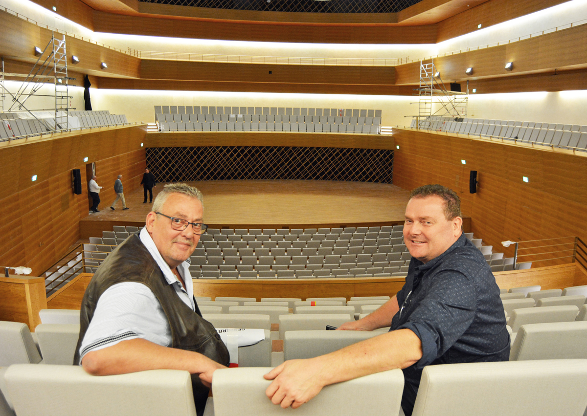 SPD-Ratsfraktion Bochum: Der Betriebsausschuss für die Eigenbetriebe besichtigte vor seiner Sitzung am Dienstag (20. September 2016) die Baustelle des Musikforums Ruhr. Im Bild: die Ratsmitglieder Reiner Rogall (li.) und Dirk Marten im großen Saal. (c) SPD-Ratsfraktion Bochum, 2016