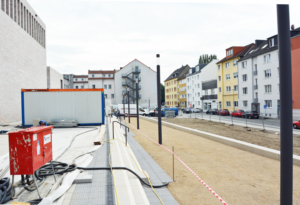 SPD-Ratsfraktion Bochum: Blick Richtung Humboldtstraße; die Aussenanlagen des Musikforums werden hergerichtet.