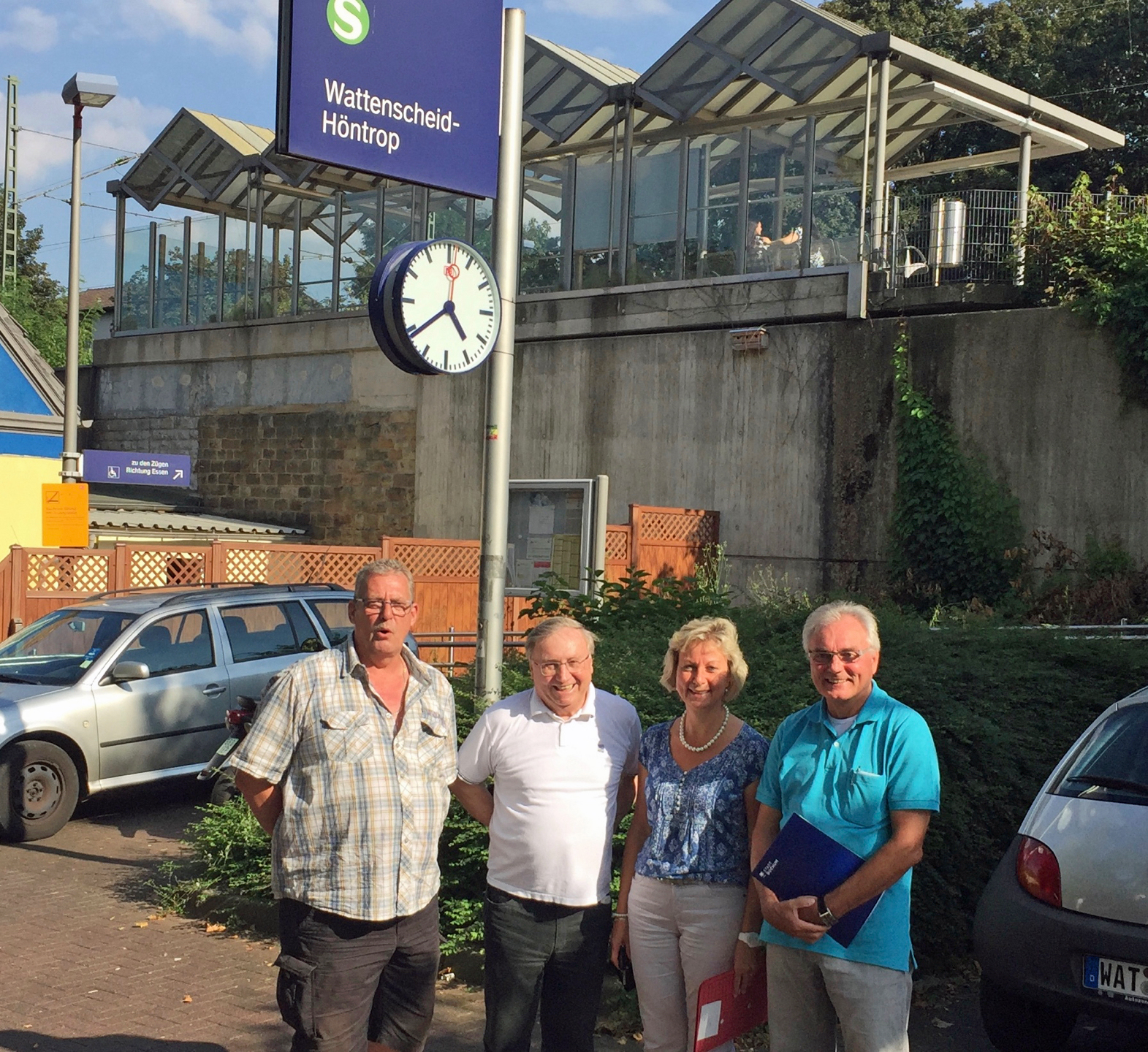 Ortstermin in Höntrop am 31. August 2016 (v.l.): Reiner Rogall (Sprecher der SPD-Ratsfraktion im Ausschuss für Infrastruktur und Mobilität), Dieter Fleskes (Sprecher der SPD im Ausschuss für Planung und Grundstücke), Martina Schnell (Vorsitzende des Ausschusses für Infrastruktur und Mobiliät) sowie der Wattenscheider Bezirksbürgermeister Manfred Molszich.