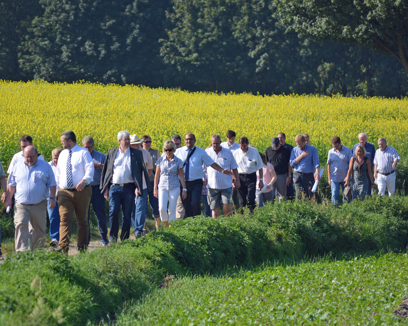 Beim Vor-Ort-Termin in Langendreer haben sich Sozialdemokratinnen und Sozialdemokraten aus Bochum und Dortmund am Mittwoch (14. September 2016) sowie Vertreter und Vertreterinnen aus Verwaltungen und Gesellschaft Perspektive 2022 unter anderem mit der Erschließung von Gewerbeflächen beschäftigt. (c) SPD-Ratsfraktion Bochum, 2016