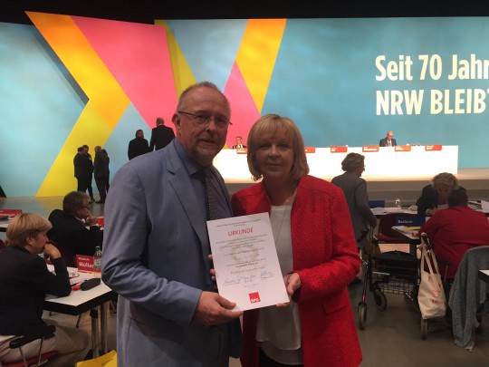 Hannelore Kraft überreicht Axel Schäfer die Willy Brandt-Urkunde.