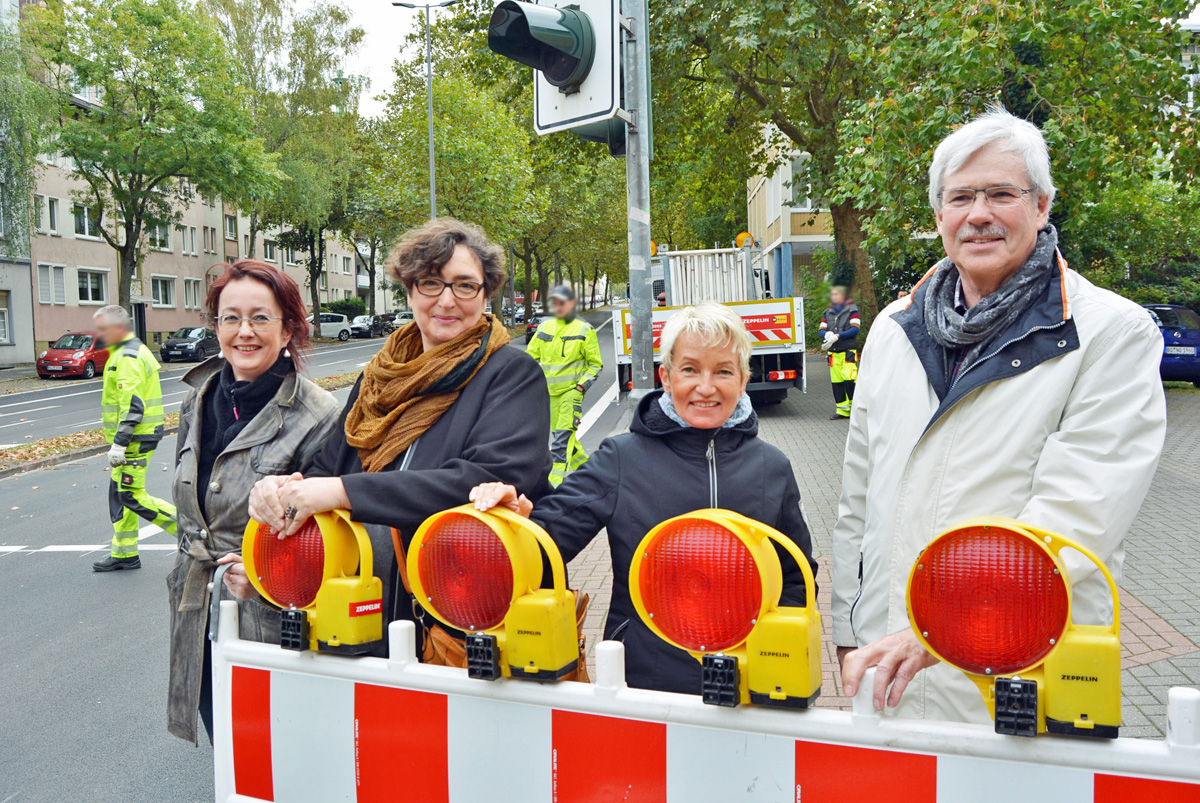SPD-Ratsfraktion Bochum: Am heutigen Donnerstag (13. Oktober) hat Bezirksbürgermeisterin Gabriele Spork die Bessemerstrasse wieder freigegeben. Seit August hat die Stadt hier die Straßendecke mit "Flüsterasphalt" erneuern lassen und durchgehende Radwege angelegt. Im Bild (v.l.): Simone Gottschlich (Mitglied im Ausschuss für Infrastruktur und Mobilität), Bezirksbürgermeisterin-Mitte Gabriele Spork, Martina Schmück-Glock (Ratsmitglied für Griesenbruch und Stahlhausen) sowie Peter Reinirkens, Vorsitzender der SPD-Ratsfraktion Bochum. 