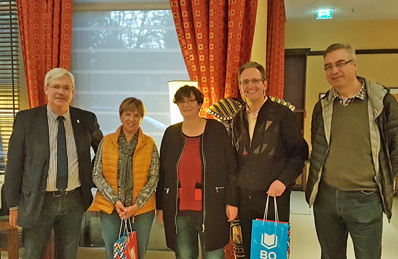 Die SPD-Kreistagsfraktion aus dem Rhein-Neckar-Kreis ist derzeit zu einer Stippvisite in Bochum. Der Vorsitzende der SPD-Ratsfraktion Dr. Peter Reinirkens (l.) und Bezirksbürgermeisterin  Mitte Gabriele Spork (3.v.l.) begrüßten den Vorsitzenden der Kreistagsfraktion Dr. Ralf Göck (4.v.l.), die stellvertretenden Vorsitzenden Renate Schmidt (2.v.l.) und Guntram Zimmer (r.) sowie die rund 20-köpfige Fraktion.  Der Rhein-Neckar-Kreis hat etwa eine halbe Mio. Einwohnerinnen und Einwohner und liegt rund um Heidelberg in Baden-Württemberg. Die Kreistagsfraktion ist noch bis zum morgigen Dienstag (1. November) in Bochum.