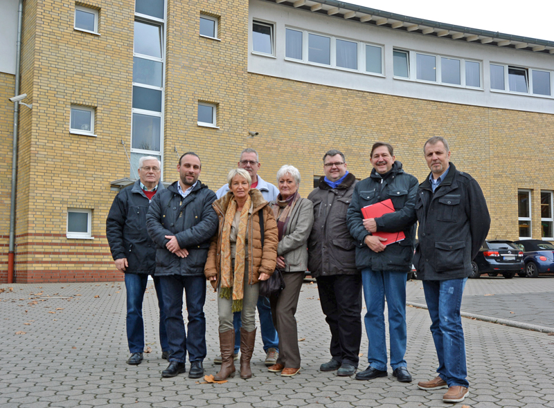 SPD-Ratsfraktion Bochum: SPD-Mitglieder im Ausschuss für Umwelt, Sicherheit und Ordnung besichtigten am Donnerstag (24. November 2016) die Wachen der Berufsfeuerwehr Bochum in Wattenscheid (Grünstraße) und im Griesenbruch (Bessemerstraße). Der Vorsitzende des Personalrats Frank Oldach (r.), selbst Feuerwehrmann, begleitete die Ausschussmitglieder (v.l.): Helmut Meissner (sachkundiger Einwohner), Marc Hildebrand, Martina Schmück-Glock (Vorsitzende des Umweltausschusses), Reiner Rogall, Christina Knappe, Jörg Czwikla und Klaus Hemmerling (Sprecher der SPD im Umweltausschuss). Das Foto zeigt die Gruppe auf dem Hof der Wache Bessemerstraße. (c) SPD-Ratsfraktion Bochum, 2016