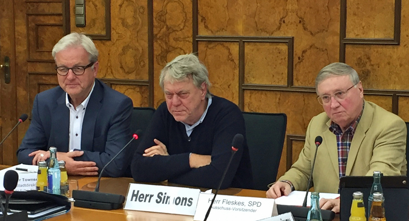SPD-Ratsfraktion Bochum: Der künftige Intendant des Bochumer Schauspielhauses Johan Simons (Mi.) stellte sich am Mittwoch (9. November 2016) dem Ausschuss für Kultur vor. Simons kündigte an, nach dringenden Renovierungen im Haus um den 1. November 2018 herum in die neue Saison starten zu wollen. Seine Dramaturgen, so Simons, seien derzeit unterwegs und auf der Suche nach Stücken. Rechts im Bild: Dieter Fleskes, Vorsitzender des Ausschusses für Kultur. Links: Kulturdezernent Michael Townsend.