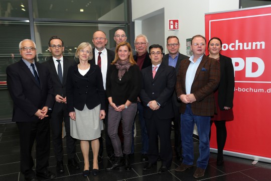 Wolfgang Dohn, Minister Heiko Maas, Prof. Dr. Anne Friedrichs (Präsidentin der Hochschule für Gesundheit), MdB Axel Schäfer, Kerstin Zänger, hinter ihr Ulrich Wicking (Vorsitzender OV Altenbochum), Friedl Besch, Juan Carmona-Schneider, Bochums SPD-Vorsitzender Prof. Dr. Karsten Rudolph, Uwe Davidsohn und Lisa Schneider (OV-Vorsitzende Laer)