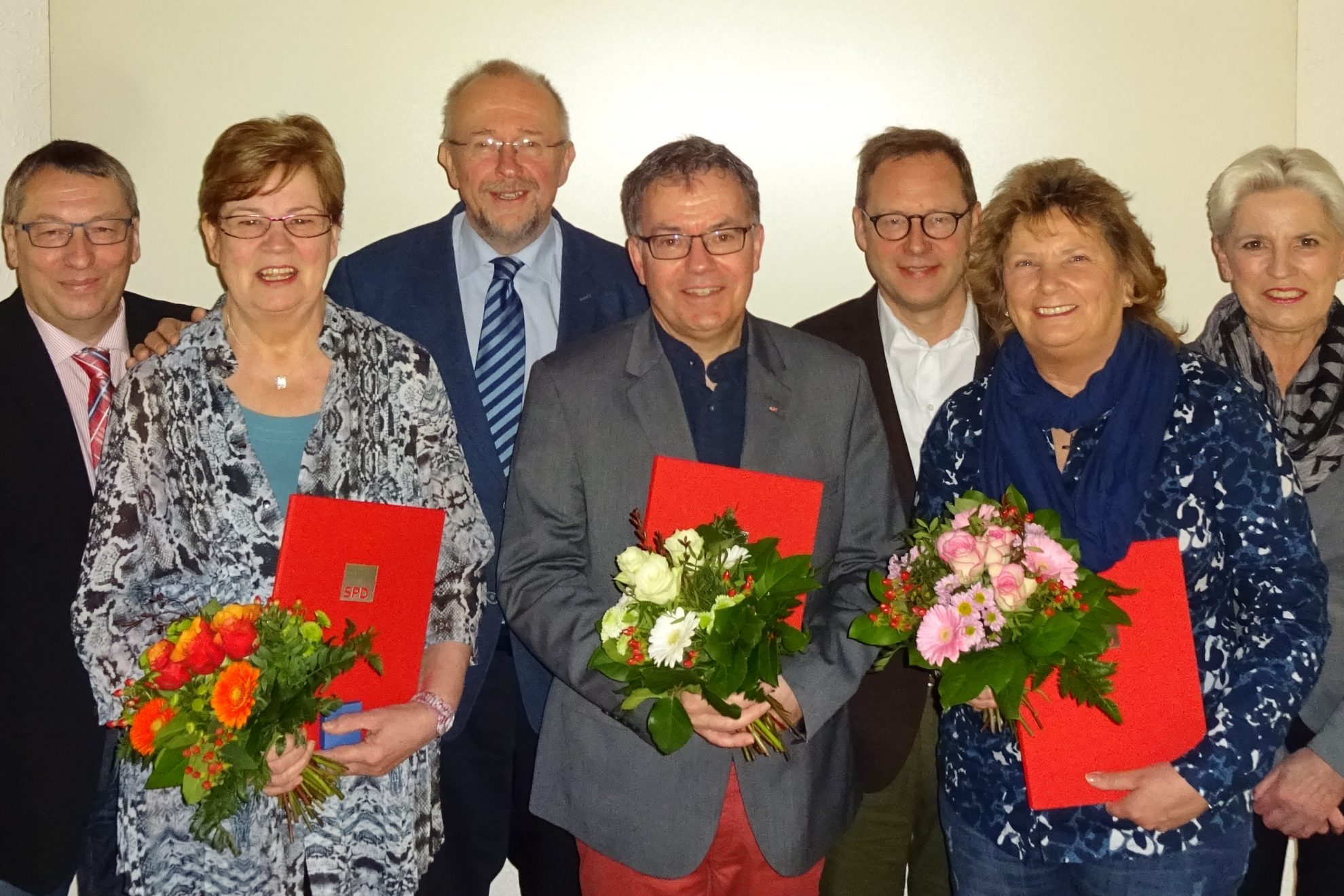 Jörg Schneider, Vorsitzender SPD Riemke Anne Dworak, SPD Mitglied Riemke und geehrt für 40 Jahre SPD Mitgliedschaft Axel Schäfer, SPD Mitglied des Bundestages Jürgen Reinhardt, SPD Mitglied Riemke und geehrt für 40 Jahre SPD Mitgliedschaft Karsten Rudolph, Vorsitzender SPD Bochum Heike Wienzek, SPD Mitglied Riemke und geehrt für 10 Jahre SPD Mitgliedschaft Gabriele Schuh, SPD Ratsmitglied