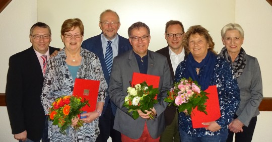 Jörg Schneider, Vorsitzender SPD Riemke Anne Dworak, SPD Mitglied Riemke und geehrt für 40 Jahre SPD Mitgliedschaft Axel Schäfer, SPD Mitglied des Bundestages Jürgen Reinhardt, SPD Mitglied Riemke und geehrt für 40 Jahre SPD Mitgliedschaft Karsten Rudolph, Vorsitzender SPD Bochum Heike Wienzek, SPD Mitglied Riemke und geehrt für 10 Jahre SPD Mitgliedschaft Gabriele Schuh, SPD Ratsmitglied