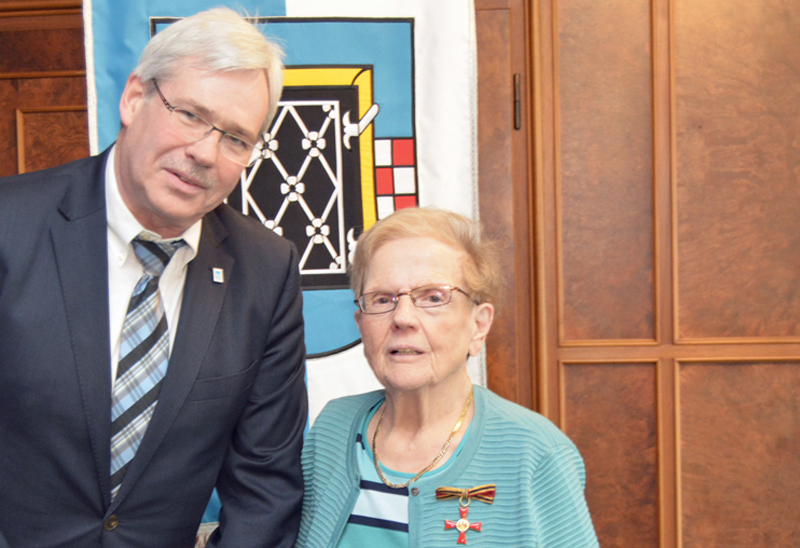 SPD-Ratsfraktion Bochum: Irmgard Scheinhardt hat am Freitag (24. Februar 2017) das Verdienstkreuz am Bande des Verdienstordens der Bundesrepublik erhalten. Dazu gratulierte der Vorsitzende der SPD-Ratsfraktion Bochum Dr. Peter Reinirkens. Die Wattenscheider Sozialdemokratin gehörte dem Rat von 1975 bis 1994 an. Das Verdienstkreuz erhielt Irmgard Scheinhardt für ihr sozial- und gesundheitspolitisches Engagement. (c) SPD-Ratsfraktion Bochum, 2017