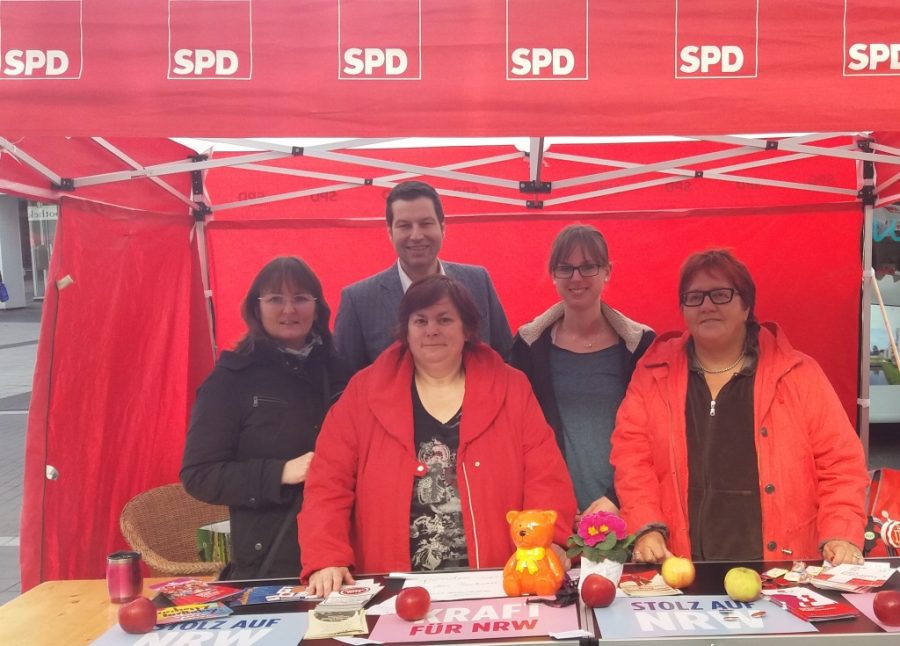 Die Arbeitsgemeinschaft Sozialdemokratischer Frauen (ASF) beim Weltfrauentag 2017 - mit Bochums Oberbürgermeister Thomas Eiskirch.