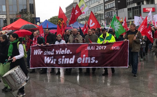 "Wir sind viele. Wir sind eins." - das Motto der Maikundgebungen 2017 des Deutschen Gewerkschaftsbundes (DGB); hier in Bochum.