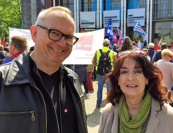 SPD-Ratsfraktion Bochum: Ratsmitglied Hans Hanke und Rita Jobs, Mitglied im Ausschuss für Kinder, Jugend und Familie, bei der Demonstration "Gemeinsam gegen rechts, gemeinsam für soziale Gerechtigkeit" am 6. Mai 2017 in Bochum. Ein breites Bündnis unter anderem aus den Reihen der Gewerkschaften hatte zur Teilnahme aufgerufen. Auftakt war am Schauspielhaus (Foto), anschließend ging es auf dem Husemannplatz mit einer Kundgebung weiter.