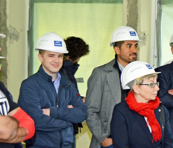 SPD-Ratsfraktion Bochum: Jonathan Ströttchen (l.), Sprecher der SPD im Ausschuss für Schule und Bildung, Anfang Mai beim offiziellen Startschuss zum Programm "Gute Schule 2020" in der Annette-von-Droste-Hülshoff-Realschule. Rechts im Bild: die Mitglieder des Landtags NRW Serdar Yüksel und Carina Gödecke.