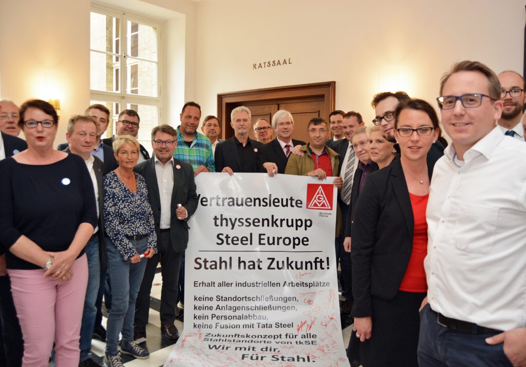 SPD-Ratsfraktion Bochum: Die SPD-Fraktion unterstützt die Belegschaften der ThyssenKrupp-Standorte im Ruhrgebiet. Die Fraktionsmitglieder haben das Banner "Stahl hat Zukunft" unterschrieben. Das Foto zeigt unter anderem Carsten Grote (Vertrauenskörperleitung), Betriebsrat Engin Karakurt, Ratsmitglied und Betriebsrat Dirk Marten, den Vorsitzenden der SPD-Ratsfraktion Peter Reinirkens und Oberbürgermeister Thomas Eiskirch sowie die Fraktion am heutigen Donnerstag (18. Mai) vor dem Ratssaal. (18. Mai 2017)