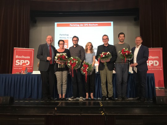 MdB Axel Schäfer (links) und MdL sowie SPD Bochum-Vorsitzender Karsten Rudolph (rechts) verabschieden Silvia Wilske, Bastian Hartmann, Eva Faulenbach, Uwe Thiessen sowie Aziz Sbai und dankten ihnen für die bisherige Mitarbeit im Unterbezirksvorstand der SPD Bochum