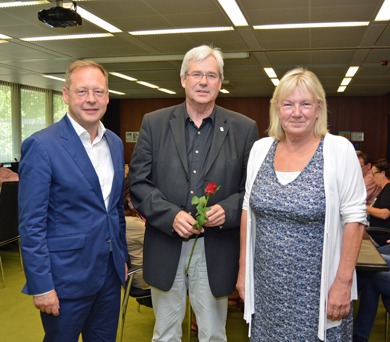 Die SPD-Ratsfraktion Bochum hat am 26. Juni 2017 Dr. Peter Reinirkens (M.) als Vorsitzenden wiedergewählt. Peter Reinirkens ist seit 2012 Vorsitzender der Fraktion, Bürgermeisterin Gabriela Schäfer leitete die Wahl. Es gratulierte der Vorsitzende der SPD Bochum Karsten Rudolph.