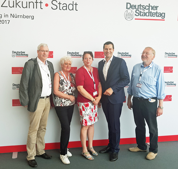 SPD-Ratsfraktion Bochum: Der Vorsitzender der SPD-Ratsfraktion Dr. Peter Reinirkens (l.) sowie die Ratsmitglieder Christina Knappe (2.v.l.), Silvia Wilske (3.v.l.), Rainer Schug (r.) und Oberbürgermeister Thomas Eiskirch bei der Hauptversammlung des Deutschen Städtetages vom 30. Mai bis 1. Juni 2017 in Nürnberg.