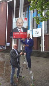 Axel Schäfer, SPD-MdB, und Karsten Rudolph, SPD-MdL und Vorsitzender der SPD Bochum, am 11. August 2017 bei der Plakatierung vor dem Schauspielhaus Bochum