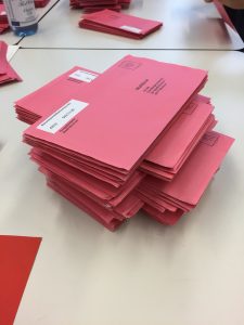 Wahlbriefe der Stadt Bochum (Archivbild von der Oberbürgermeister-Wahl 2015)