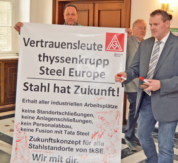 SPD-Ratsfraktion Bochum: "Stahl hat Zukunft " / Am 18. Mai 2017 hat sich die SPD-Ratsfraktion Bochum den Forderungen der Vertrauensleute bei ThyssenKrupp Steel angeschlossen. Rechts im Bild: Ratsmitglied Dirk Marten