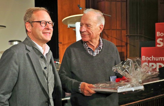 Parteitag SPD Bochum am 09.10.2017 - Karsten Rudolph gratulierte Heinz Hossiep zum 80. Geburtstag