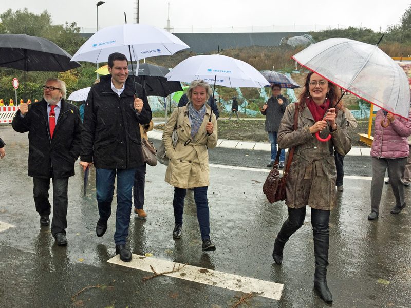 SPD-Ratsfraktion Bochum: Der Bochumer Oberbürgerbürgermeister Thomas Eiskirch (2.v.l.) hat am 6. Oktober 2017 neue Buseloh-Brücke für den Verkehr freigegeben. Ebenfalls im Bild (v.l.): Henry Donner, Bezirksbürgermeister Nord, Martina Schnell (Vorsitzende des Ausschusses für Infrastruktur und Mobilität) und Ratsmitglied Simone Gottschlich.