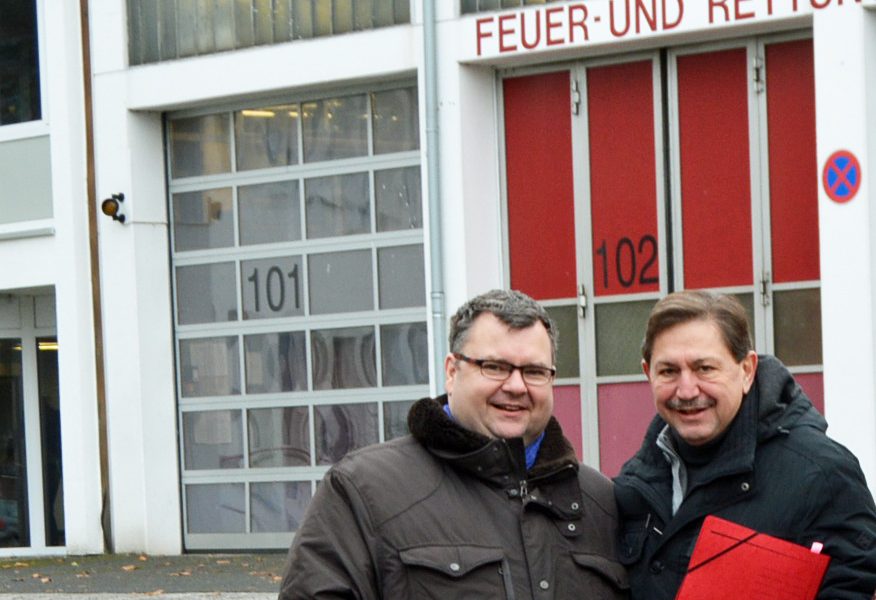 Der Sprecher der SPD-Ratsfraktion im Ausschuss für Umwelt, Sicherheit und Ordnung Klaus Hemmerling (r.) und Ratsmitglied Jörg Czwikla bei einem Besuch der Feuerwehr an der Grünstraße in Wattenscheid im November 2016.