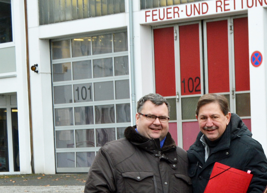 Der Sprecher der SPD-Ratsfraktion im Ausschuss für Umwelt, Sicherheit und Ordnung Klaus Hemmerling (r.) und Ratsmitglied Jörg Czwikla bei einem Besuch der Feuerwehr an der Grünstraße in Wattenscheid im November 2016.